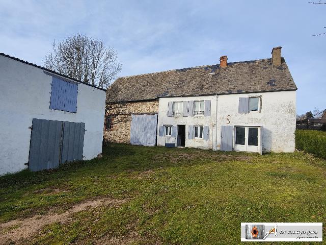 Huis te koop in&nbsp;SAINT-MAURICE-PRÈS-PIONSAT 63330 Puy-de-Dôme Auvergne Frankrijk: Dorpshuis vol potentie met aangebouwde schuur, garage en tuin.<br />
<br />
Gelegen in het charmante dorpje Saint-Maurice-près-Pionsat, is dit huis bewoonbaar tijdens renovaties of vakanties en wacht het op uw...