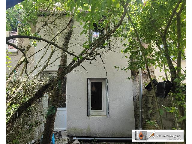 Huis te koop in&nbsp;MONTAIGUT 63700 Puy-de-Dôme Auvergne France: Dorpshuis, perfect voor een eerste investering/vakantiehuis of een gîte.<br />
<br />
In het middeleeuwse dorp Montaigut-en-Combraille vindt u dit mooie dorpshuis dat wacht op de laatste renovatie.<br />
<br />
Het dorp...