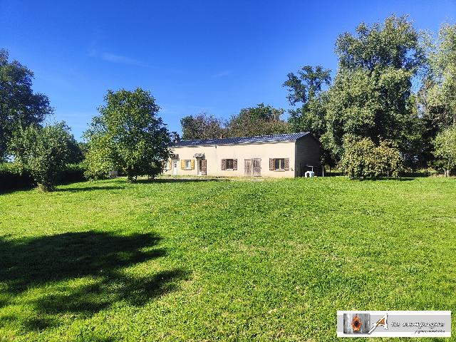 Huis te koop in&nbsp;CHARENSAT 63640 Puy-de-Dôme Auvergne France: Een afgelegen woning, perfect voor een kennel of gewoon om geen buren te hebben. In het landelijke Puy-de-Dôme, om precies te zijn in de gemeente Charensat, vindt u deze woning, zonder directe bebouw...