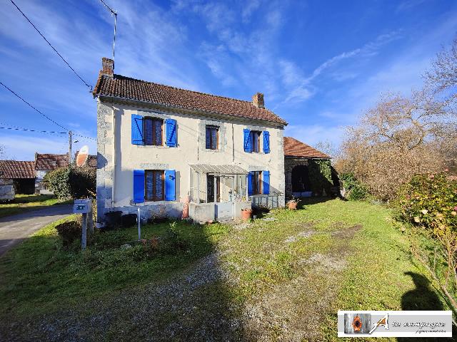 Huis te koop in&nbsp;SAINT-JULIEN-LA-GENÊTE 23110 Creuse Limousin France: Vrijstaande, stenen landhuis met schuur. In een gehucht met slechts een paar huizen, in de kleine gemeente Saint-Julien-la-Genête, vindt u dit object bestaande uit een huis, een schuur, kleine bijgeb...