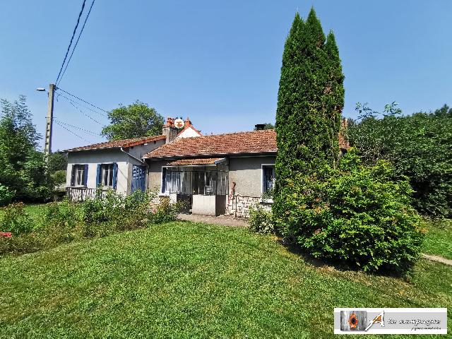 Huis te koop in&nbsp;SAINT-ÉLOY-LES-MINES 63700 Puy-de-Dôme Auvergne France: Aangename vrijstaande woning dicht bij voorzieningen.<br />
De woning is gelegen in een aangenaam dorp met alle voorzieningen, de gemeente Saint Eloy-les-Mines. Een kleuterschool en middelbare school bevin...