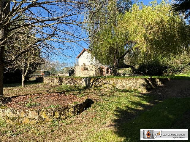 Huis te koop in&nbsp;VIRLET 63330 Puy-de-Dôme Auvergne Frankrijk: Klein huisje op het platteland, in een prachtige groene omgeving. In een rustig gehucht vlakbij Virlet, op slechts enkele minuten van Pionsat, een dorp met alle nodige voorzieningen (arts, apotheek, b...