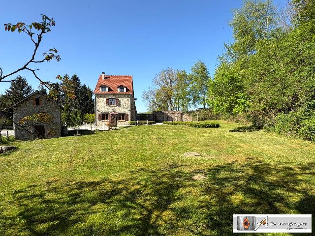 Huis te koop in&nbsp;BUSSIÈRE-NOUVELLE 23700 Creuse Limousin Frankrijk: Charmant, gerenoveerd stenen huis. Deze heerlijke woning is gelegen in het dorp Bussière-Nouvelle, op slechts 7,5 km van Auzances, een plaats met alle voorzieningen (supermarkt, bloemenwinkel, bank, ...
