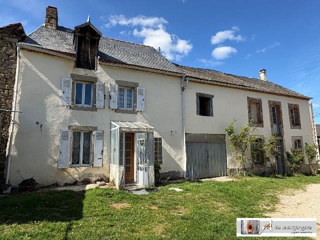 Huis te koop in&nbsp;ROUGNAT 23700 Creuse Limousin Frankrijk: Stenen woning in een rustig gehucht. Bestaande uit een hoofdhuis, bijgebouwen, een tweede huis in originele staat en een tuin.<br />
Ontdek deze woning in een rustig gehucht op het platteland van de Creuse...