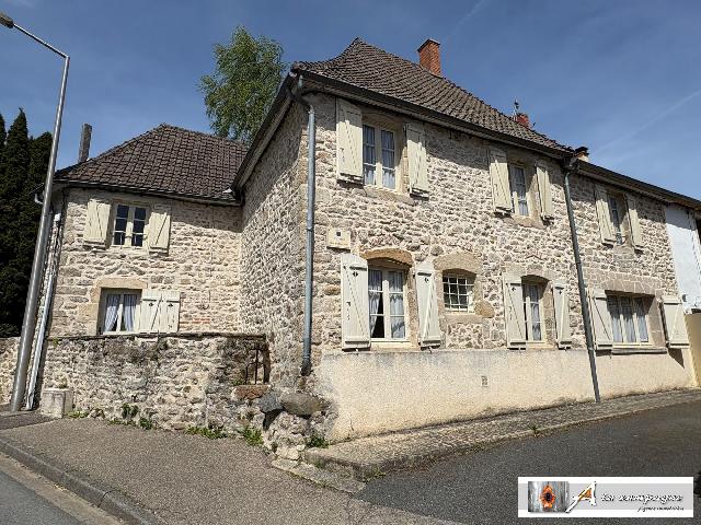 Huis te koop in&nbsp;PIONSAT 63330 Puy-de-Dôme Auvergne Frankrijk: Charmant stenen huis dat opgeknapt kan worden. Dit charmante stenen huis is gelegen in het dorp Pionsat, dicht bij alle voorzieningen.<br />
<br />
Bent u op zoek naar een klein appartement in Pionsat, een dorp...