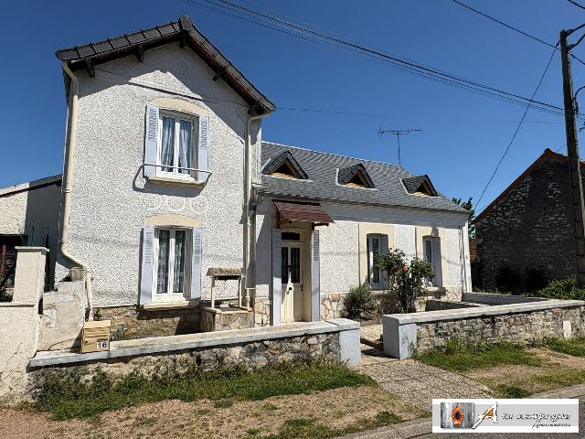 Huis te koop in&nbsp;BÉZENET 03170 Allier Auvergne Frankrijk: Een aangename, direct bewoonbare woning, geschikt voor gelijkvloers wonen. Gelegen in een charmant dorpje dicht bij alle voorzieningen, in de gemeente Bézenet. U vindt er een kinderdagverblijf, een s...