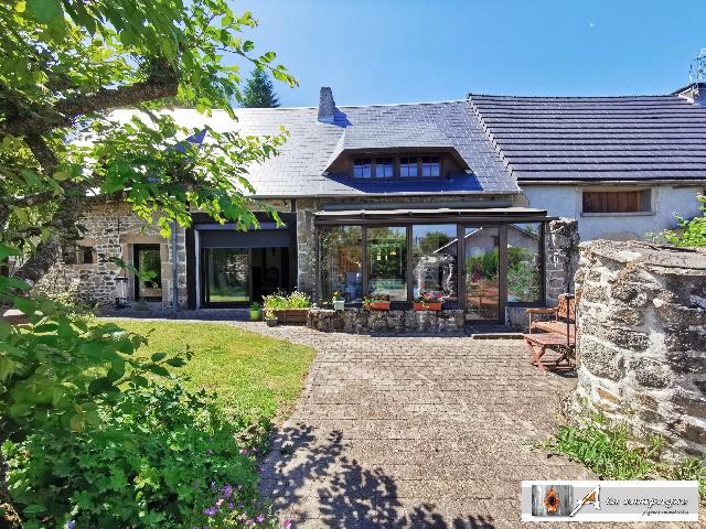 Huis te koop in&nbsp;GOUTTIÈRES 63390 Puy-de-Dôme Auvergne Frankrijk: Prachtige, halfvrijstaande stenen woning op het platteland, u hoeft alleen uw koffers mee te nemen...<br />
Verscholen in een klein gehucht ligt deze instapklare woning, op slechts 7 km van een dorp met al...