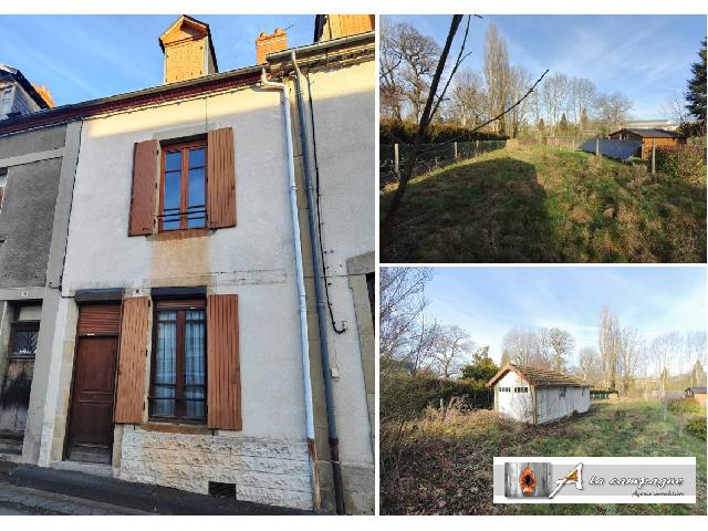 Huis te koop in&nbsp;PIONSAT 63330 Puy-de-Dôme Auvergne Frankrijk: Townhouse met binnenplaats, bijgebouw en tuin.<br />
<br />
Een instapklare townhouse, gelegen in een dorp met alle voorzieningen.<br />
<br />
Bent u op zoek naar een klein pied-à-terre in Pionsat, een dorp met een bak...