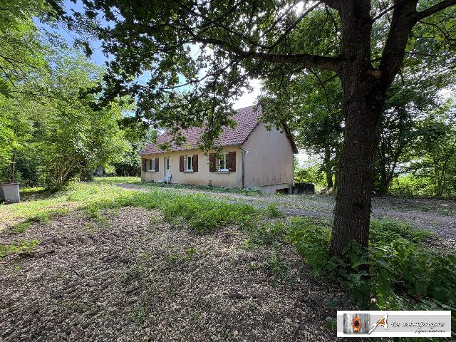 House&nbsp;for sale&nbsp;TERJAT 03420 Allier Auvergne France: Bungalow in a quiet green setting. This house, with its large plot and lovely views, is located in our charming Combrailles region.<br />
It's just minutes from essential amenities and less than 20 minutes...