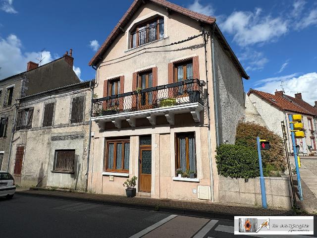 Huis te koop in&nbsp;MONTAIGUT 63700 Puy-de-Dôme Auvergne France: Prachtig dorpshuis, direct te betrekken.<br />
Het huis is gelegen in een middeleeuws dorp vol geschiedenis, met een paar winkels en alle essentiële voorzieningen op slechts enkele minuten afstand.<br />
<br />
Dez...