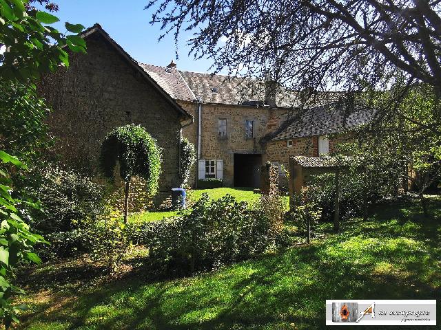Huis te koop in&nbsp;PIONSAT 63330 Puy-de-Dôme Auvergne France: Absoluut een bezichtiging waard! Een charmant pand in een aangenaam dorp. In het hart van de regio Combrailles, aan de rand van een dorp met alle voorzieningen, ligt deze prachtige woning. Het pand ch...