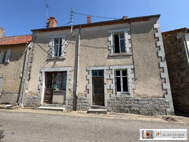 Huis te koop in&nbsp;SANNAT 23110 Creuse Limousin Frankrijk: Twee kleine dorpswoningen met tuin en bijgebouw<br />
Dit object in het dorp Sannat bestaat uit een gebouw dat is opgedeeld in twee afzonderlijke woningen, inclusief grond en een bijgebouw.<br />
Het is gelegen...