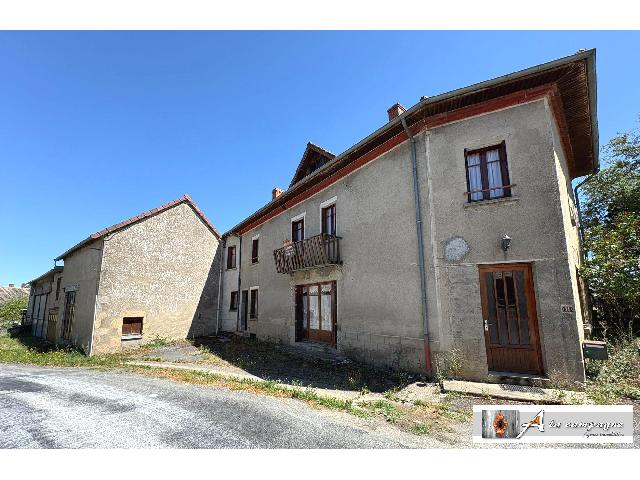 Huis te koop in&nbsp;SAINT-HILAIRE 63330 Puy-de-Dôme Auvergne Frankrijk: Een ruim pand in een gezellig dorp, met meer bergruimte binnenshuis dan u zich kunt voorstellen.<br />
Bent u van plan een prachtig pand te renoveren en er uw nieuwe thuis van te maken? Kom dan zeker eens ...