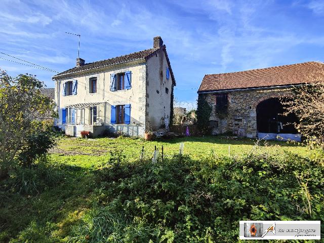 Huis te koop in&nbsp;SAINT-JULIEN-LA-GENÊTE 23110 Creuse Limousin Frankrijk: Vrijstaand stenen landhuis met schuur. In een gehucht met slechts enkele huizen, in de kleine gemeente Saint-Julien-la-Genête, vindt u dit pand bestaande uit een woonhuis, een schuur, kleine bijgebou...