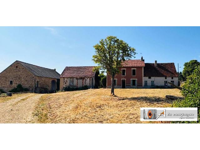 Huis te koop in&nbsp;SAINT-JULIEN-LA-GENÊTE 23110 Creuse Limousin Frankrijk: Rustig gelegen vastgoedcomplex dat renovatie behoeft. Dit complex, gelegen in een rustig gehucht in de gemeente Saint-Julien-la-Genête, biedt veel potentieel. Het ligt op slechts 4 minuten rijden van...