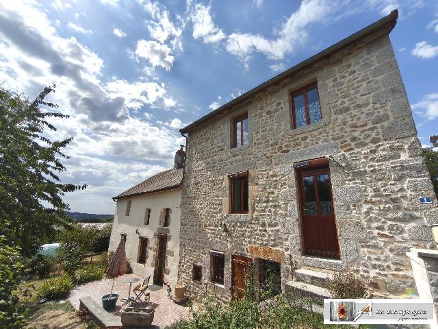 Huis te koop in&nbsp;BUSSIÈRE-NOUVELLE 23700 Creuse Limousin France: Charmant stenen huis, direct te betrekken, of misschien wel twee vakantiehuisjes?<br />
<br />
U vindt dit aangename pand in het dorp Bussière-Nouvelle, op slechts 7,5 km van Auzances – een plaats met alle v...
