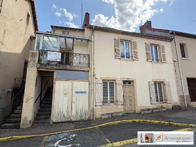 Huis te koop in&nbsp;SAINT-ÉLOY-LES-MINES 63700 Puy-de-Dôme Auvergne France: Dorpswoning die cosmetisch gemoderniseerd dient te worden. De woning is gelegen in een dorp dat over alle voorzieningen beschikt. De begane grond omvat een bijgebouw, een stookruimte en twee extra kam...