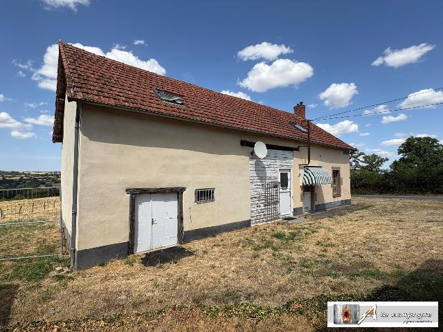 Huis te koop in&nbsp;MOUREUILLE 63700 Puy-de-Dôme Auvergne Frankrijk: Woning met vrij uitzicht en bijna twee hectare grond. Gelegen in de prachtige regio Auvergne – meer bepaald in het hart van de Combrailles, een streek die bekendstaat om haar natuurschoon en schitte...