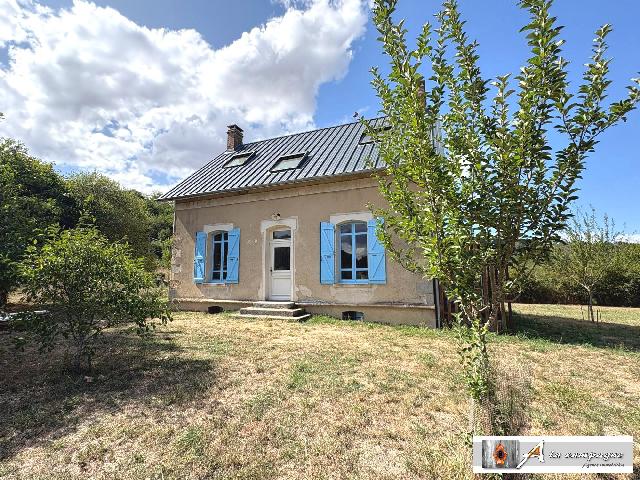 Huis te koop in&nbsp;FONTANIÈRES 23110 Creuse Limousin France: Charmante, instapklare woning.<br />
Deze charmante woning ligt aan de rand van een aangenaam, rustig plattelandsdorp in de gemeente Fontanières (departement Creuse). Hoewel de woning geniet van de rust v...