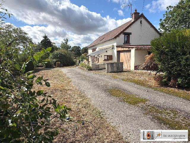 Huis te koop in&nbsp;SAINT-JULIEN-LA-GENÊTE 23110 Creuse Limousin France: Charmant huis met gelijkvloerse indeling. Gelegen in een rustig gehucht binnen de gemeente Saint-Julien-la-Genête (Creuse), biedt dit charmante huis het gemak van gelijkvloers wonen. Het is landelijk...