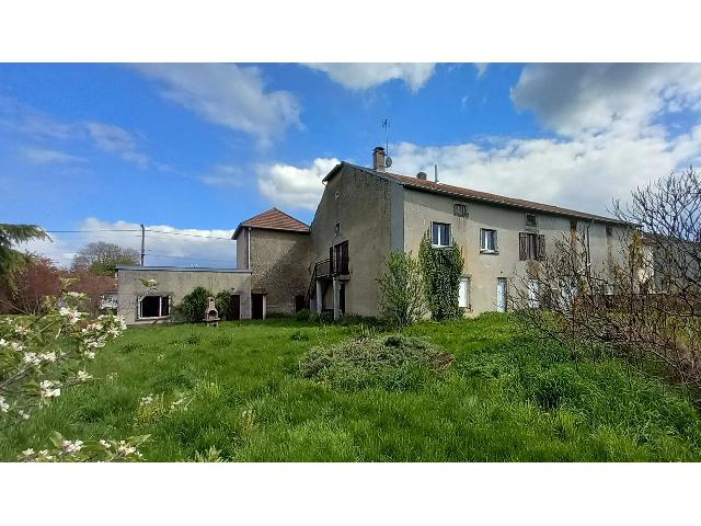 Gites-Chambres-d-hotes te koop in SAULXURES-LÈS-BULGNÉVILLE 88140 Vosges Lorraine Frankrijk: Deze voormalige Vogezische boerderij met grote schuur en stal is te koop met 3522 m² terrein en ligt op slechts 3 kilometer van de afslag A31 route du Soleil.<br />
<br />
IDEAAL VOOR WIE HET ROER WIL OMGOOIEN...