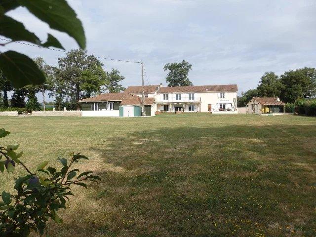Haus zu verkaufen in LE DORAT 87210 Haute-Vienne Frankreich. Pristine Sechs-Bett-Haus mit Indoor-Pool in der Nähe von Le Dorat, in der Haute Vienne<br />
<br />
Dieses ehemalige Bauernhaus wurde umfassend renoviert, um ein repräsentatives Familienhaus im Herzen der Lan...