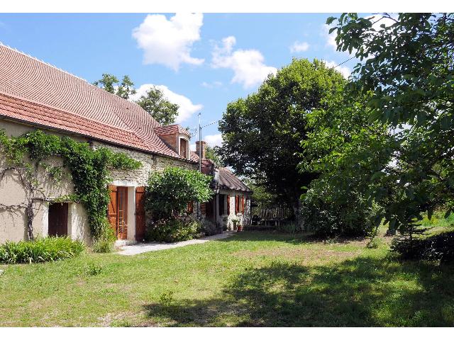House for sale TOUCHAY 18160 Cher Centre France: In the Cher, region centre, near Lignières, a renovated farmhouse with a large barn and almost 2000m² of land.<br />
<br />
On the ground floor there is a spacious living room( 25m²) a kitchen and a bathroom...
