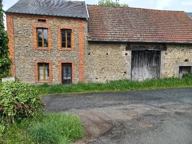 Huis te koop in AHUN 23150 Creuse Limousin Frankrijk: In de Creuse, regio Limousin, op 10 minuten rijden van Ahun, een te renoveren woonhuis met aangrenzende schuur en ongeveer 500m² grond.<br />
<br />
Het huis heeft een kelder, een begane grond, een eerste etag...
