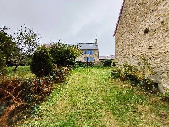 House for sale LÉPINAS 23150 Creuse Limousin France: In the Creuse, Limousin region, not far from Guéret a house with a barn and 4.4 ha.(10 acres) Land.<br />
The house has on the ground floor an equipped kitchen (7m²) with behind it the living room (23m²...