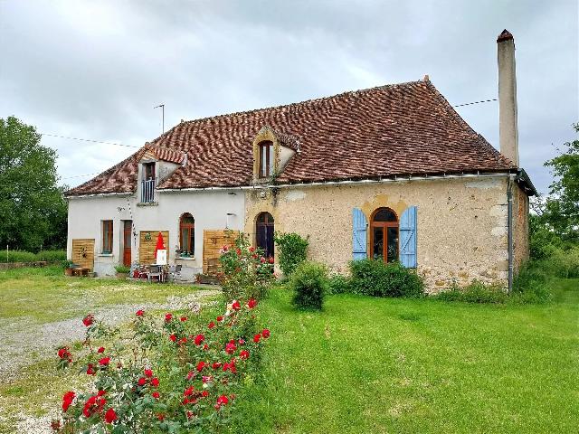 Huis te koop in PRISSAC 36370 Indre Centre Frankrijk: Deze prachtige oude boerderij bestaande uit 5 gebouwen (een landgoed uit de 18e-19e eeuw) is in het zuiden van de Brenne, vlakbij Prissac, departement Indre 36. Rondom de grote binnenplaats liggen 2 t...