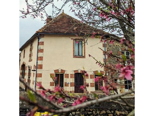 Huis te koop in PLAISANCE 86500 Vienne Poitou-Charentes Frankrijk: Dorpshuis met 3 Slaapkamers en Tuin.<br />
In een heel mooi dorp staat dit landhuis met 3 slaapkamers en tuin.  Het dorp is overwegend Frans met een paar Engelse en Nederlandse inwoners/vakantieverblijven ...