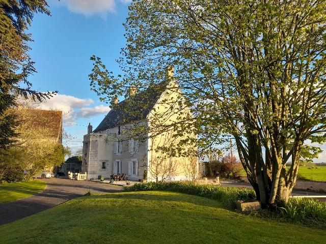 Haus zu verkaufen in CHEF-BOUTONNE 79110 Deux-Sèvres Frankreich. Dieses Schönes 700 Jahre altes Chateau ist in der Nähe von Chef-Boutonne in den Deux-Sèvres, Nouvelle Aquitaine, hat in seinen Mauern ein Herrenhaus und Nebengebäude aus dem 12. Jahrhundert und is...