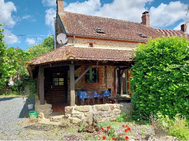 House for sale ORSENNES 36190 Indre Centre France: This pleasant semi-detached house is  in the Brenne, not far from Argenton sur Creuse and Gargilesse, in the department Indre 36. It is located in a hamlet and has 2/3 bedrooms, a large kitchen/dining...