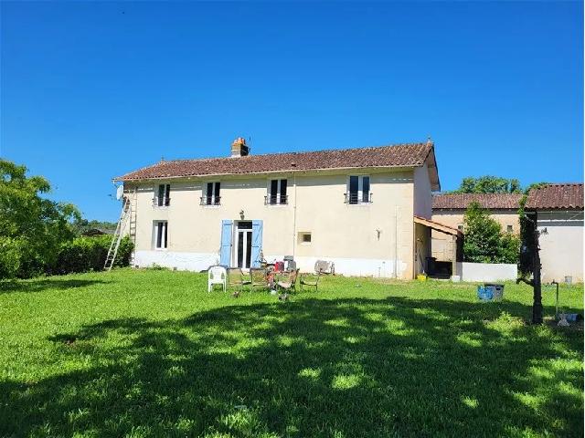Haus zu verkaufen in AVAILLES-LIMOUZINE 86460 Vienne Frankreich. Dieses Bauernhaus am Ortsrand von Availles Limouzine ist in einem kleinen Weiler mit 3 Häusern. In der Nähe des Hauses befindet sich ein kleines Unternehmen, das Landmaschinen verkauft. Dies ist ein...