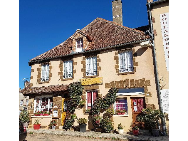 Maison à vendre à CHAILLAC 36310 Indre Centre France: Ce grand bâtiment avec deux appartements et plusieurs grands espaces (dont un ancien restaurant) est à Chaillac, dans le sud de la Brenne, Indre 36.  Plusieurs possibilités pour ce bien exceptionne...