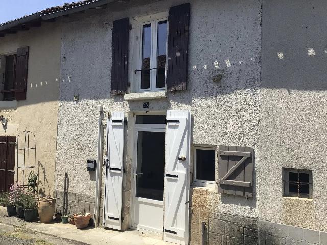 Haus zu verkaufen in ÉPENÈDE 16490 Charente Frankreich. Gemütliches Cottage in der Nähe von Confolens in der Charente<br />
Eine ausgezeichnete Gelegenheit, dieses gemütliche 1-Schlafzimmer-Häuschen in dem Dorf Épenède, etwas außerhalb von Confolens in d...