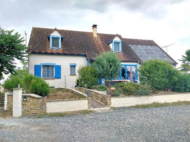 House for sale CHÂTELLERAULT 86100 Vienne Poitou-Charentes France: This spacious house, built in 1988, is located on the outskirts of Chatellerault in the Vienne 86 department. It is in good condition and immediately habitable. It has 5 bedrooms and a large veranda w...