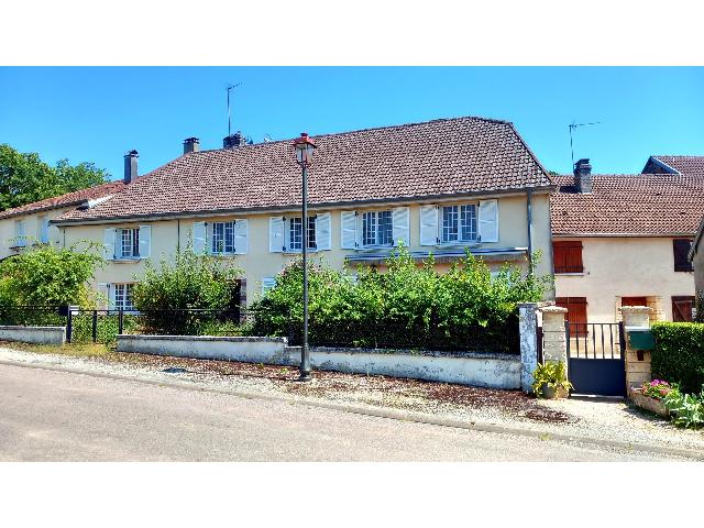 Huis te koop in CHOISEUL 52240 Haute-Marne Champagne-Ardenne France: Deze ruime woning is in de Haute-Marne, Champagne Ardennen, in een rustig boerendorpje met 1792 m² tuin.<br />
<br />
De woning beschikt o.a over een keuken, eetkamer, woonkamer, bijkeuken, 2 badkamers en 6 sl...