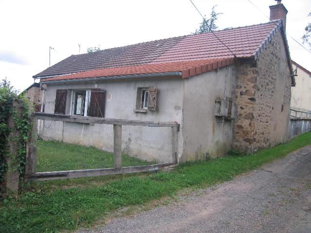 Huis te koop in SéMELAY 58360 Nièvre Bourgogne France: In een gehuchtje nabij Sémelay, bekend om zijn romaanse kerk en het restaurant ernaast.<br />
<br />
Een stevige fermette om op te knappen, is in de 70er jaren ingericht als vakantiehuis, en verdient dus enige...
