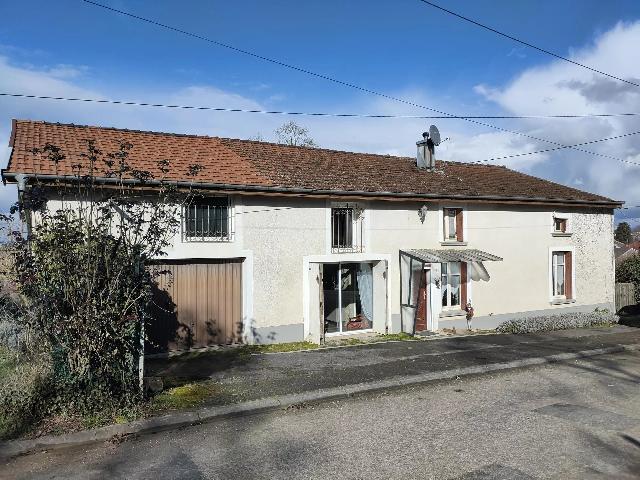 Huis te koop in REGNÉVELLE 88410 Vosges Lorraine France: Deze charmante gerenoveerde woning is rustig gelegen aan de rand van een dorpje in de zuidelijke Vogezen en biedt een fantastisch uitzicht over een glooiend landschap. Hier geniet je van een weelderig...