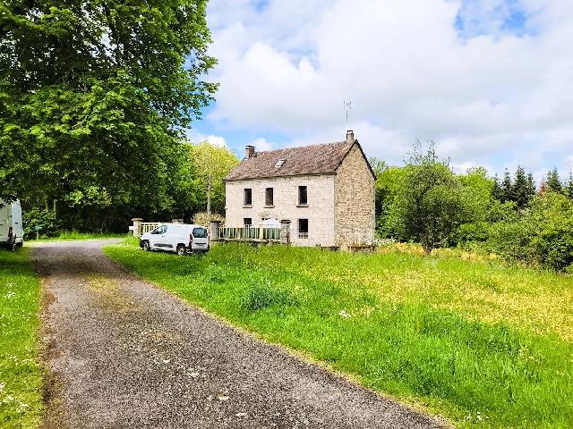 Haus zu verkaufen in MAGNAT-L'ÉTRANGE 23260 Creuse Frankreich. In der Creuse, Limousin Region, nicht weit von Magnat l'étrange ein Steinhaus mit freistehender Scheune und fast 1 Hektar Land.<br />
<br />
Dieses Steinhaus hat im Erdgeschoss den Eingang, eine Küche (15m²)...