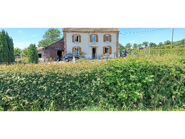 Huis te koop in AHUN 23150 Creuse Limousin Frankrijk: In de Creuse, regio Limousin, in de buurt van Ahun, een meteen bewoonbaar dorpshuis met bijgebouwen en 1800m² grond<br />
<br />
Indeling: Onder het hele huis ligt een kelder met natuurlijk veel opslagruimte m...