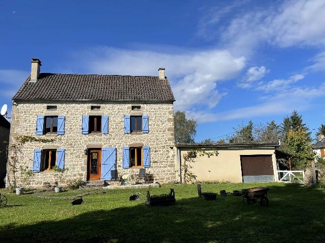 Huis te koop in SERVANT 63560 Puy-de-Dôme Auvergne France: In de Puy de Dôme, regio Auvergne, nabij de rivier de Sioule, een instap klaar woonhuis met ommuurde tuin en een prachtig uitzicht.<br />
<br />
Het huis ligt in een gehucht op enkele kilometers van Servant en...