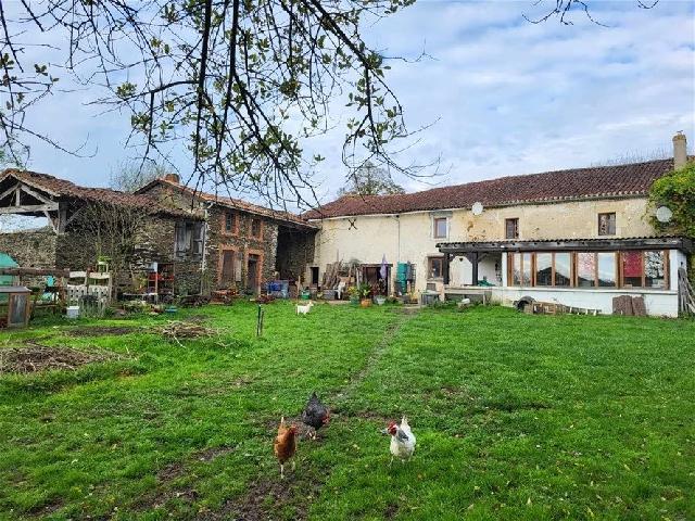 Huis te koop in VAL-D'OIRE-ET-GARTEMPE 87320 Haute-Vienne Limousin Frankrijk: 2 Huizen bij Bussière-Poitevine - Haute Vienne<br />
Mis dit goed gelegen huis niet met 2e gedeeltelijk gerenoveerde woning op 2310m² grond in een klein gehucht bij Bussière-Poitevine in de Haute Vienne...