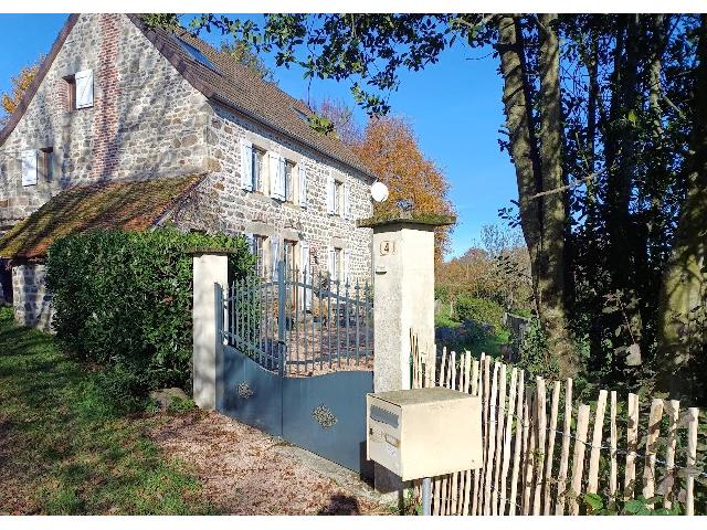 Huis te koop in PIONSAT 63330 Puy-de-Dôme Auvergne France: In de Puy de Dôme, regio Auvergne, vlakbij Pionsat, een prachtig natuurstenen  huis met ruim 5000m² grond.<br />
<br />
Dit prachtige, ruime huis heeft op de begane grond een bijkeuken/buanderie(12,5m²). een...