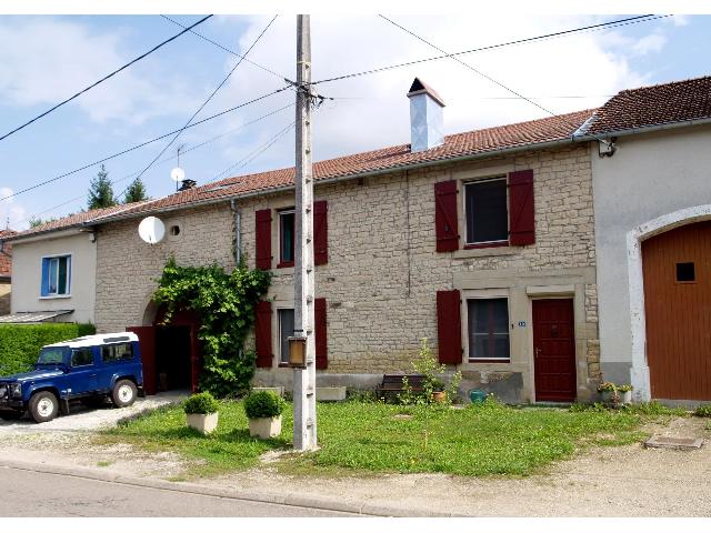 Huis te koop in VILLARS-LE-PAUTEL 70500 Haute-Saône Franche-Comté France: Karakteristiek dorpshuis, gelegen in een rustige straat aan de rand van het dorp Villars le Pautel, vlakbij Jussey, een dorp met winkels en andere voorzieningen.<br />
Gelegen in het prachtige glooiende la...
