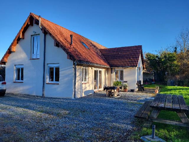 Appartment à vendre à LUSSAC-LES-ÉGLISES 87360 Haute-Vienne Limousin France: Maison rénovée  près de Lussac-les-Églises - Haute Vienne<br />
Cette maison de campagne rénovée de 3 chambres se trouve dans un hameau de la commune de Lussac-les-Églises, en Haute Vienne, Nouvelle...