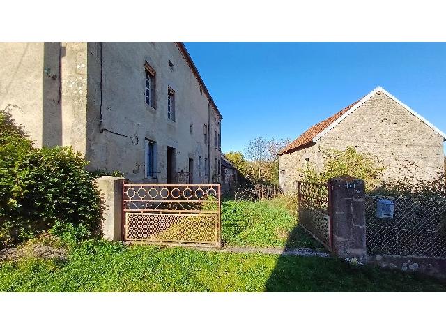 House for sale SAINT-CHABRAIS 23130 Creuse Limousin France: In the Creuse, Limousin region, near Chenerailles, four houses to renovate with several outbuildings and 5593m² of land.<br />
<br />
This project comprises 4 properties with residential use and several barns ...