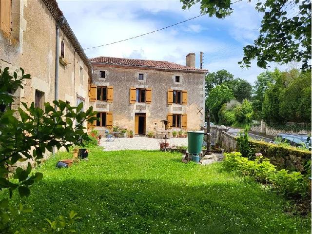 Huis te koop in LUCHAPT 86430 Vienne Poitou-Charentes Frankrijk: Uitzonderlijk gezinshuis met 5 slaapkamers in het dorp Luchapt in de Vienne, Nouvelle Aquitaine.<br />
<br />
Dit is een zeer sympathieke renovatie waar oud en nieuw eenvoudig samengaan in een zeer aangename en...
