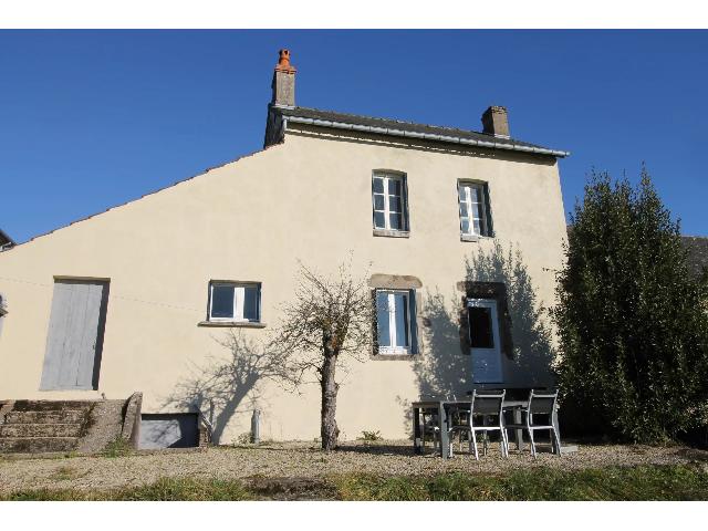 Huis te koop in SAINT-LÉGER-SOUS-BEUVRAY 71990 Saône-et-Loire Bourgogne France: Midden in het dorp Saint-Léger-sous-Beuvray staat deze gezellige woning, met groots uitzicht op de heuvels vanuit de ruime achtertuin. Gelegen in het groene heuvellandschap van het regionale natuurpa...